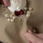 Boutonnieres 꽃 인공 장미 가짜 진주 아이보리 코사지 Buttonhole Groomsmen Boutonniere for Men 웨딩 액세서리 - 이미지 4