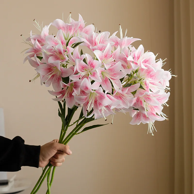 INS 인공 실크 꽃 꽃다발 가짜 백합 꽃다발 크리 에이 티브 꽃다발 연인 백합 친구 보내기 신선한 거실 장식